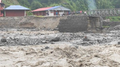 मेलम्ची खानेपानी मुहान जाने सडक बाढीले अवरुद्ध       